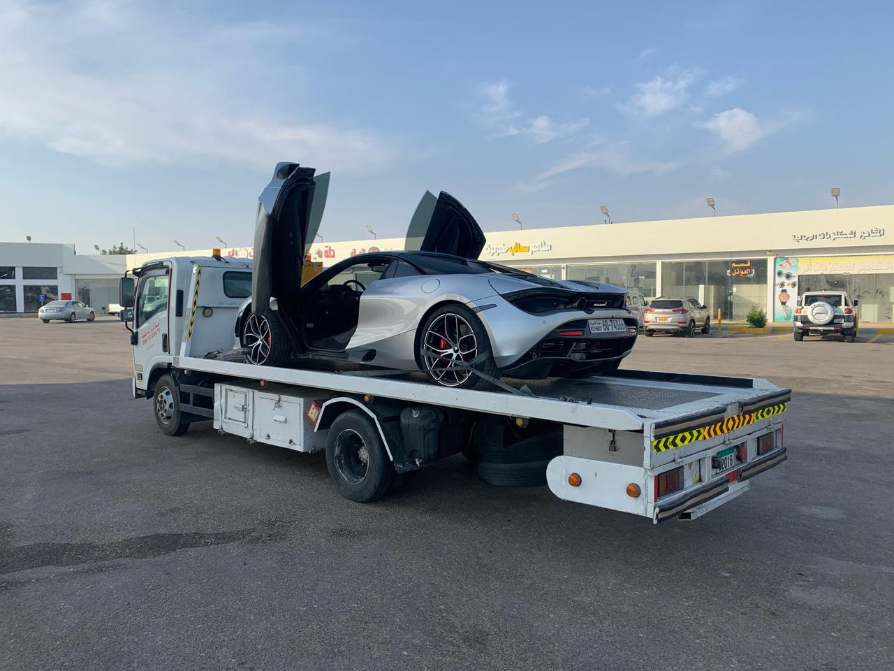 McLaren فضية على شاحنة سحب احترافية